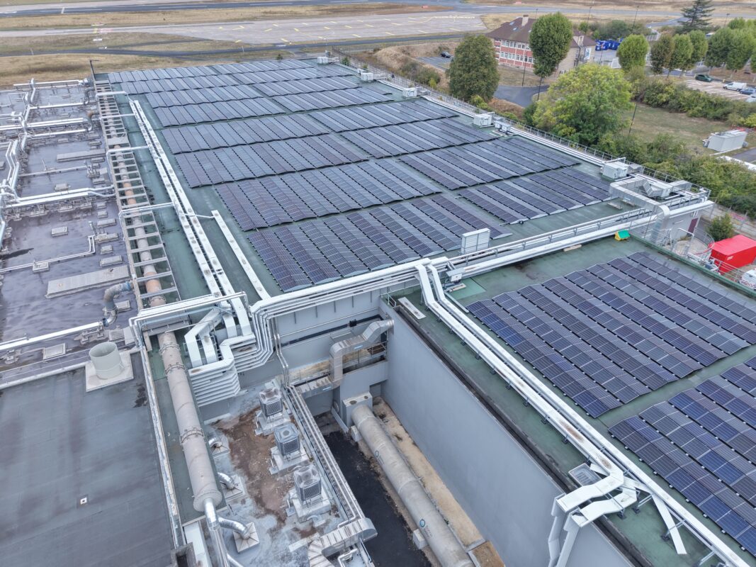 Photos des toitures terrasses de la station du SIAH, recouvertes de panneaux solaires